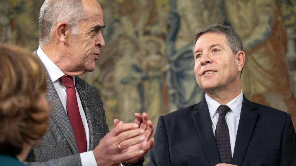 Page (d) conversa con Jesús Carrobless (i), director de la Real Academia de Bellas Artes y Ciencias Históricas de Toledo.