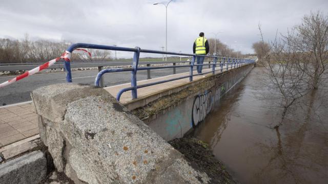 Las intensas lluvias provocan el desbordamiento del río Adaja a su paso por Ávila