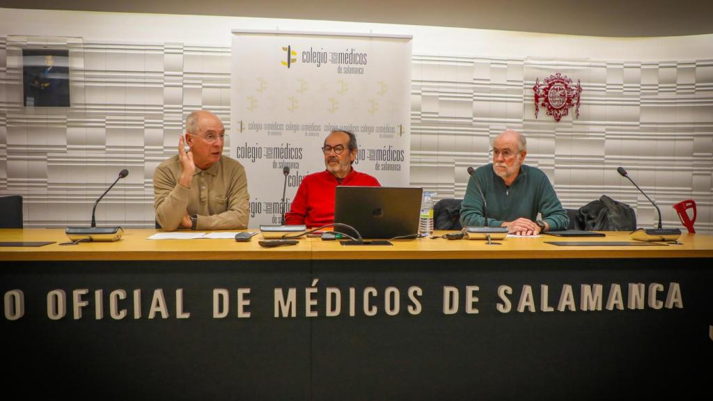 Emilio Ramos, presidente y portavoz de la ADSP, junto a José Manuel Fernández y Generoso Gómez, socio y secretario de la asociación respectivamente.