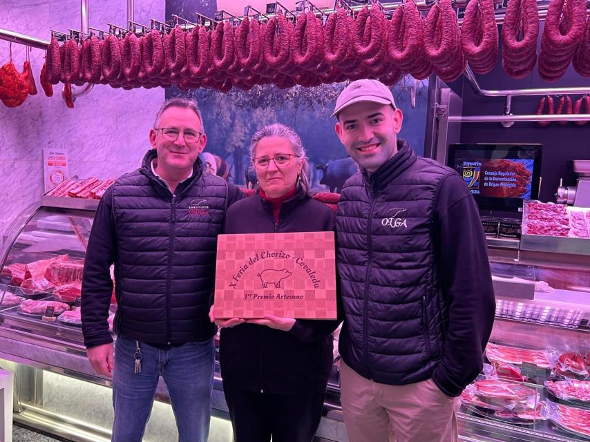 Olga, Miguel y Francisco sosteniendo el diploma de Mejor Chorizo del Mundo