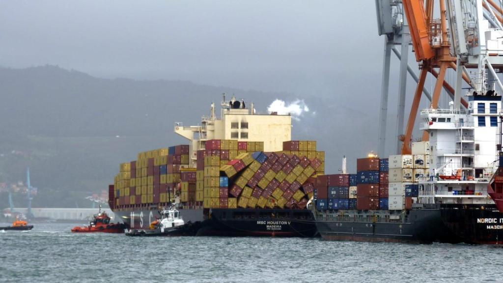 El temporal obliga a un portacontenedores a atracar en Vigo tras perder parte de su carga