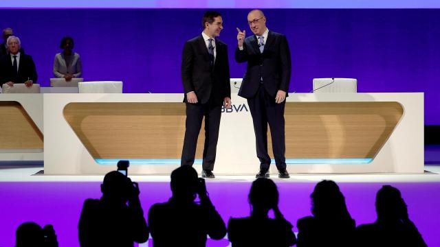 Carlos Torres, presidente de BBVA, y Onur Genç, consejero delegado del banco, durante la junta de accionistas de 2025.