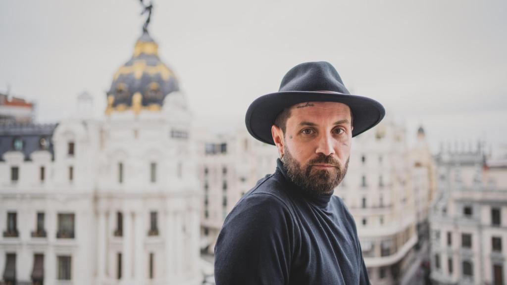 Abel Azcona momentos antes de la entrevista en uno de los balcones del Círculo de Bellas Artes de Madrid. Foto: Sara Fernández