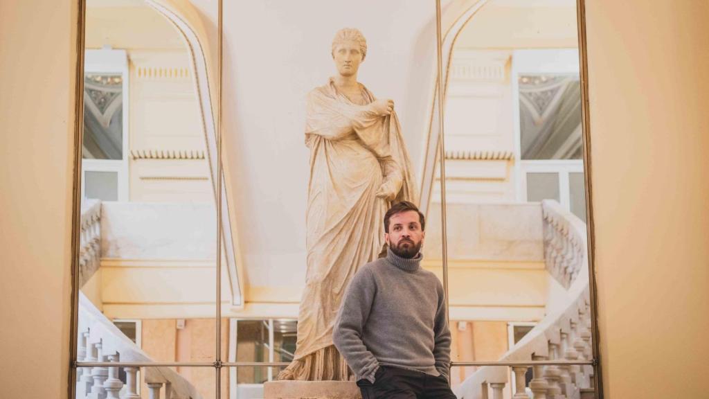 Abel Azcona en las escaleras del Círculo de Bellas Artes. Foto: Sara Fernández