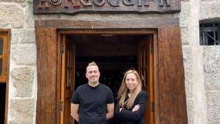 Xosue Casanova e Idoia Correa, propietarios de la taberna