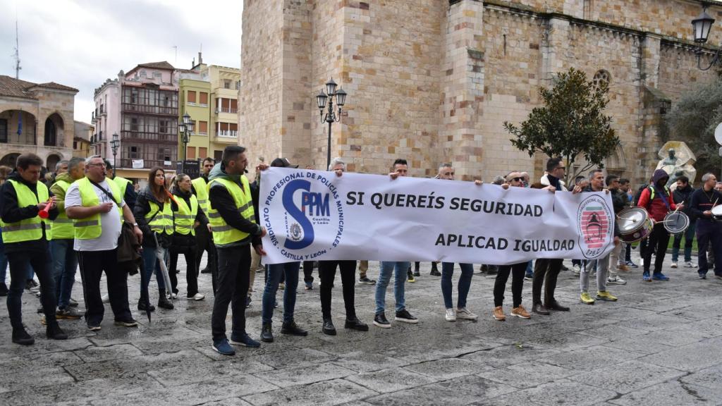 Manifestación de bomberos y policías municipales de Zamora