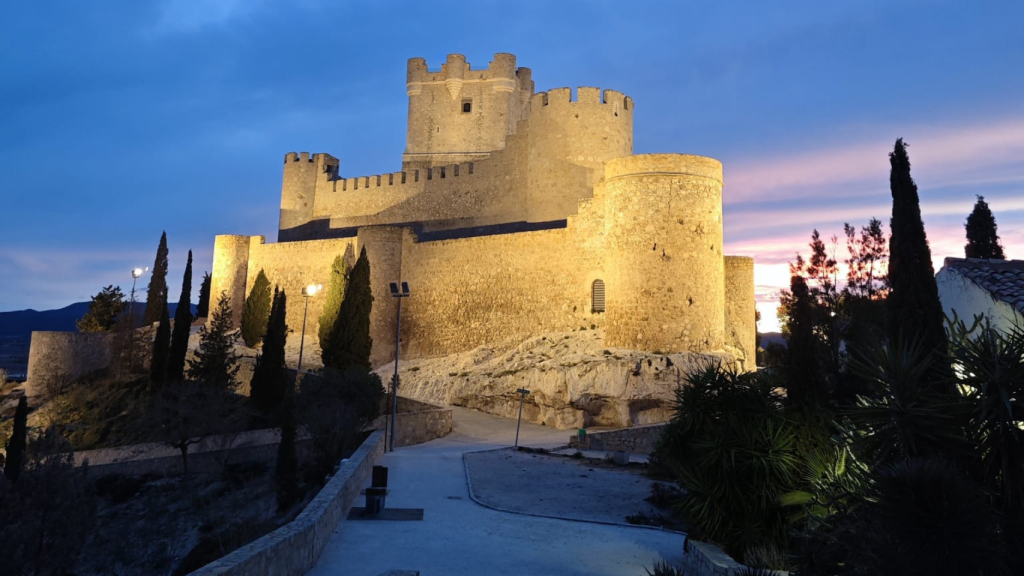 El Castillo de la Atalaya de noche