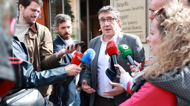 Patxi López atiende a los medios, este viernes en Sevilla.