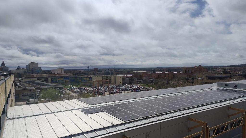 Placas solares en la Facultad de Derecho en el Campus Unamuno