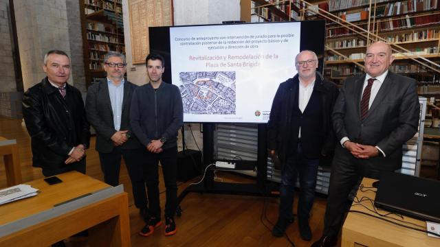 El alcalde de Valladolid, Jesús Julio Carnero, presenta el Concurso de Remodelación de la Plaza de Santa Brígida