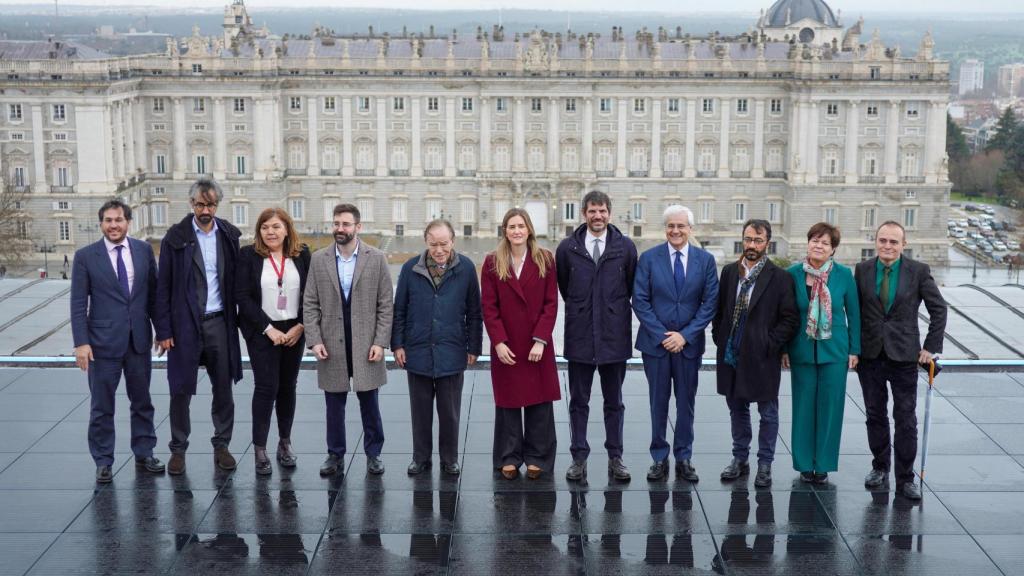 Foto de familia en la inauguración la cubierta solar del Teatro Real.