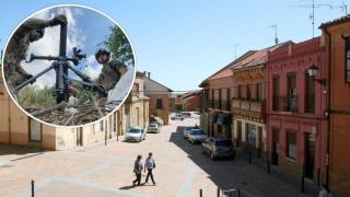 Dos soldados con armamento de Tecnesis y el municipio leonés de Valderas, en un montaje de EL ESPAÑOL