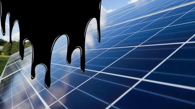 Fotomontaje de una mancha negra sobre un panel fotovoltaico.