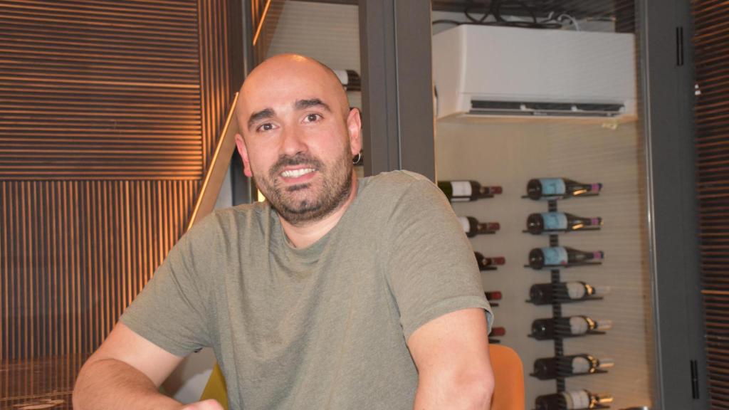 Guillermo Simó posa sonriente en su establecimiento