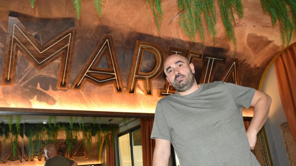 Guillermo Simó posa en el comedor de Marieta