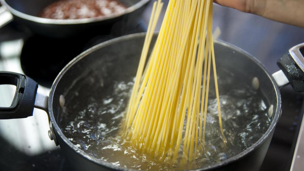 Hirviendo unos espaguetis.