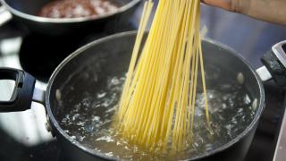 La receta de espaguetis de Dabiz Muñoz que se convertirá en uno de tus platos favoritos: fácil, rápida y barata