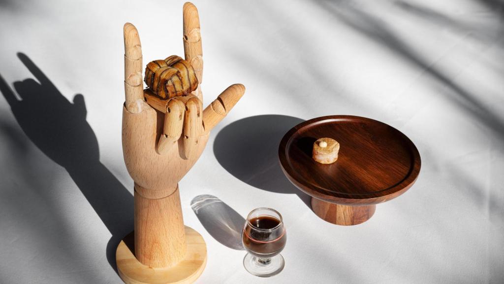 Cesta que simula un cruasán con guiso meloso con costillas de Teruel dentro