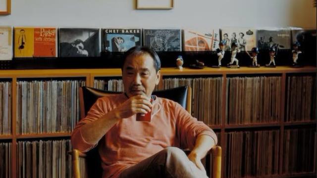 Haruki Murakami y su colección de vinilos. Foto: Tusquets.