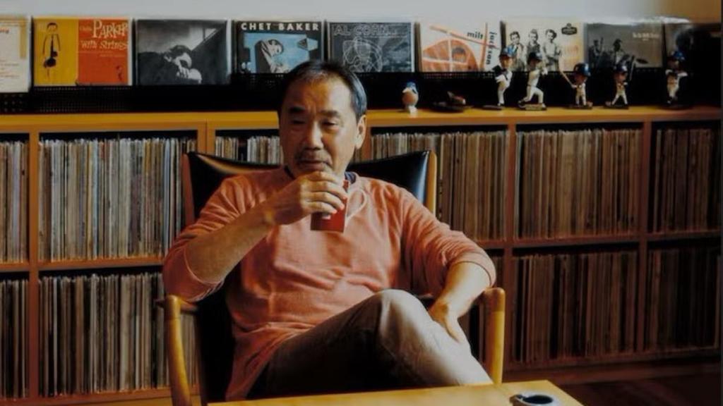 Haruki Murakami y su colección de vinilos. Foto: Tusquets.