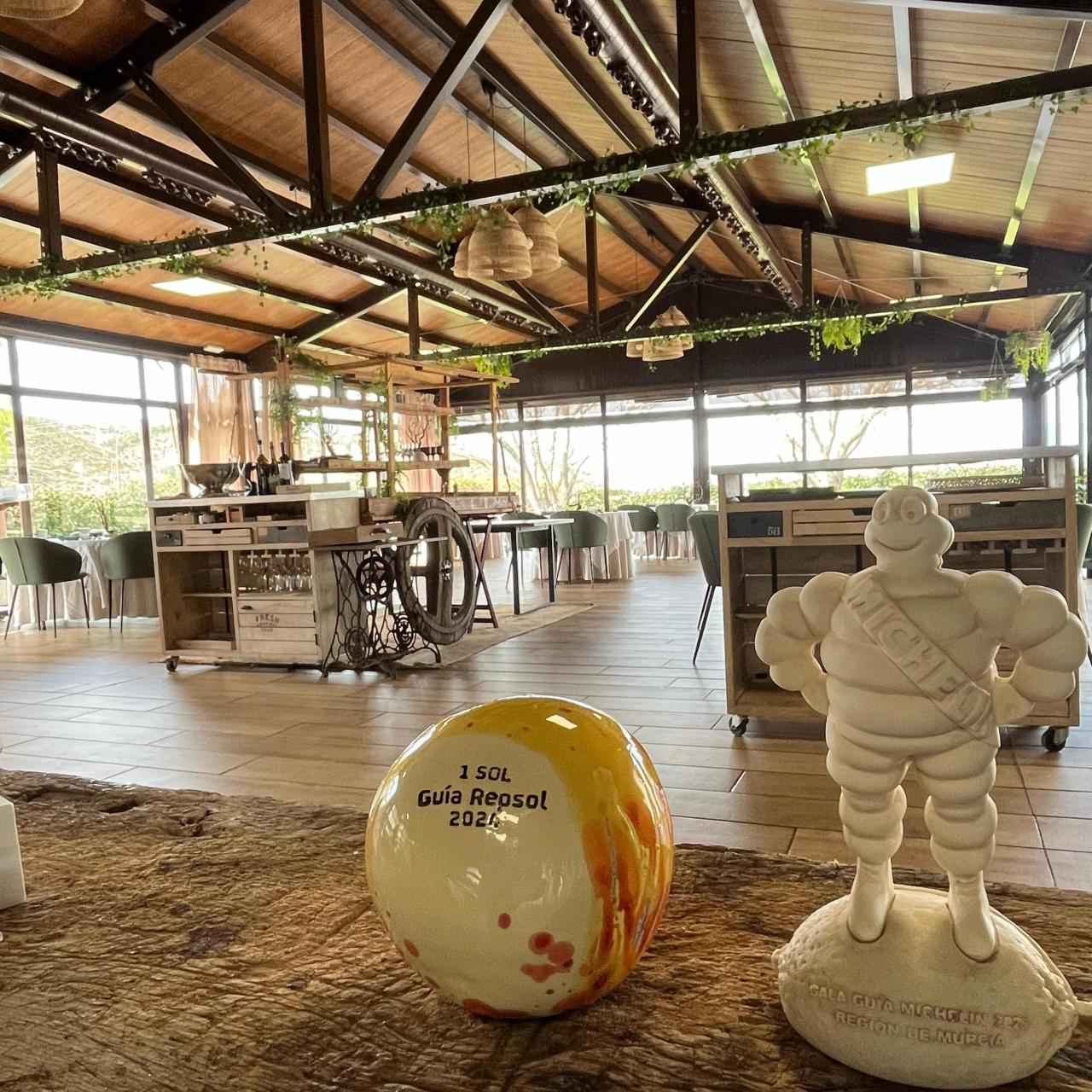 Premio Guía Repsol 2024 junto a la estatuilla de la Estrella Michelín