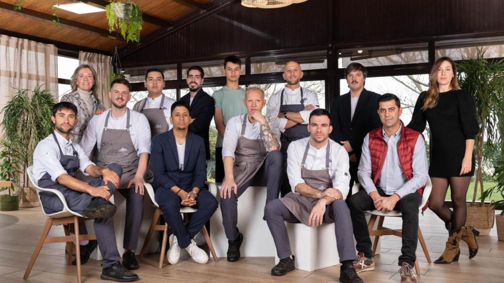 Toño Rodríguez junto a su equipo en  el restaurante La era de los nogales