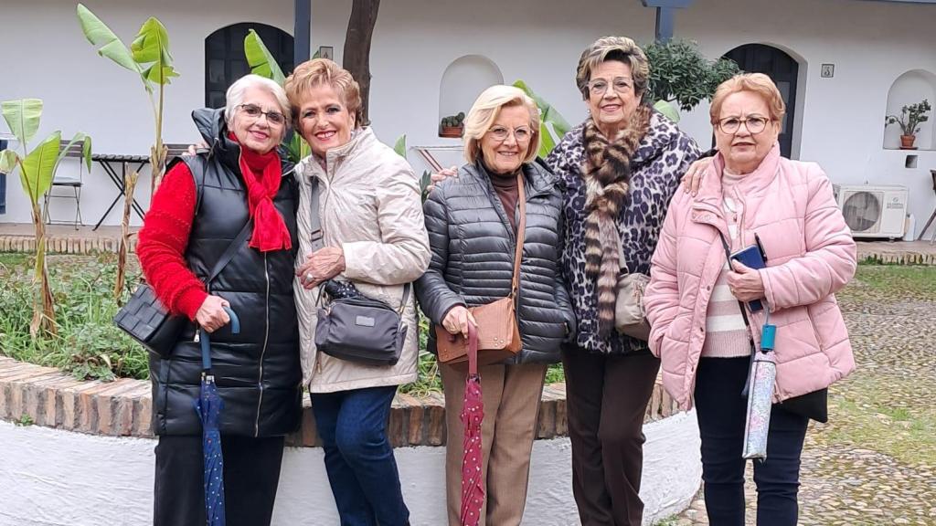 Pepi Sobrá junto a sus amigas.