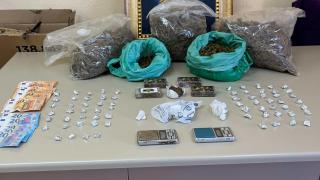 Droga intervenida en el narcopiso.