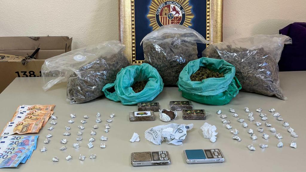 Droga intervenida en el narcopiso.