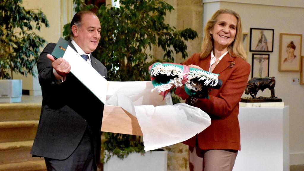 La infanta Elena recibe una manta zamorana de manos del presidente de Caja Rural de Zamora, Nicanor Santos