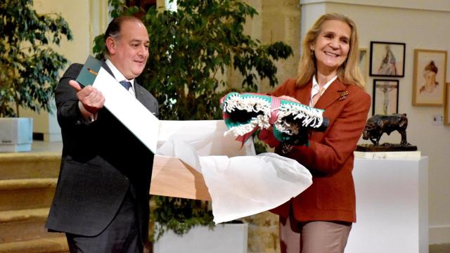 La infanta Elena recibe una manta zamorana de manos del presidente de Caja Rural de Zamora, Nicanor Santos