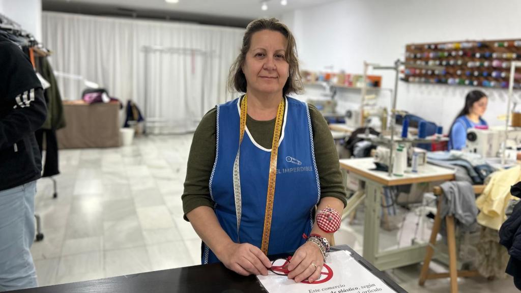 María Ángeles, costurera de la Macarena.