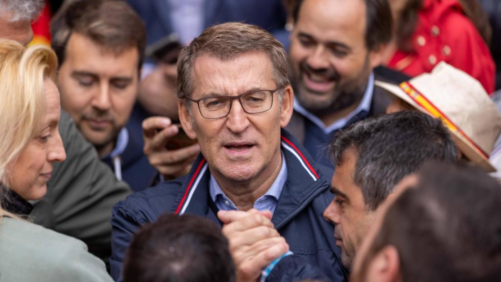 Feijóo en la ciudad de Toledo durante la campaña electoral de 2023.