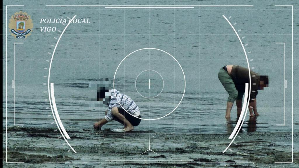 Imagen de los furtivos en la playa de Ríos de Fóra, en la ETEA
