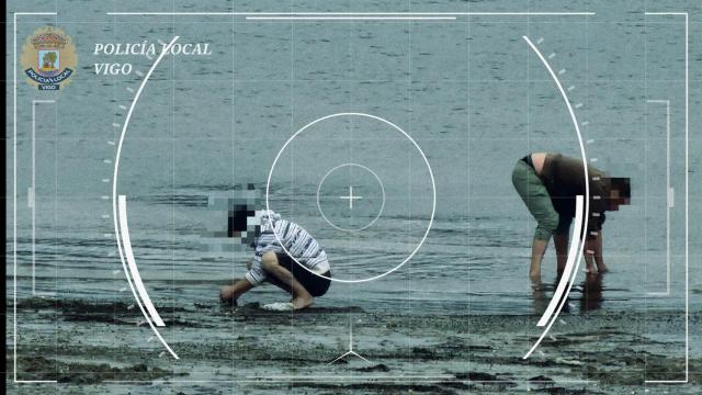 Imagen de los furtivos en la playa de Ríos de Fóra, en la ETEA