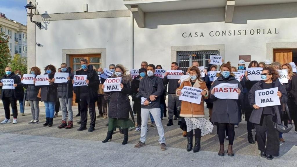 Los trabajadores municipales de Cambre (A Coruña) en una concentración delante del concello el pasado mes de marzo.