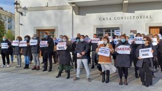 Los trabajadores municipales de Cambre (A Coruña) en una concentración delante del concello.