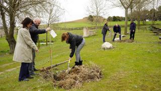 La Diputación de Segovia planta una treintena de árboles en Martín Muñoz de las Posadas para celebrar el Día Mundial del Árbol
