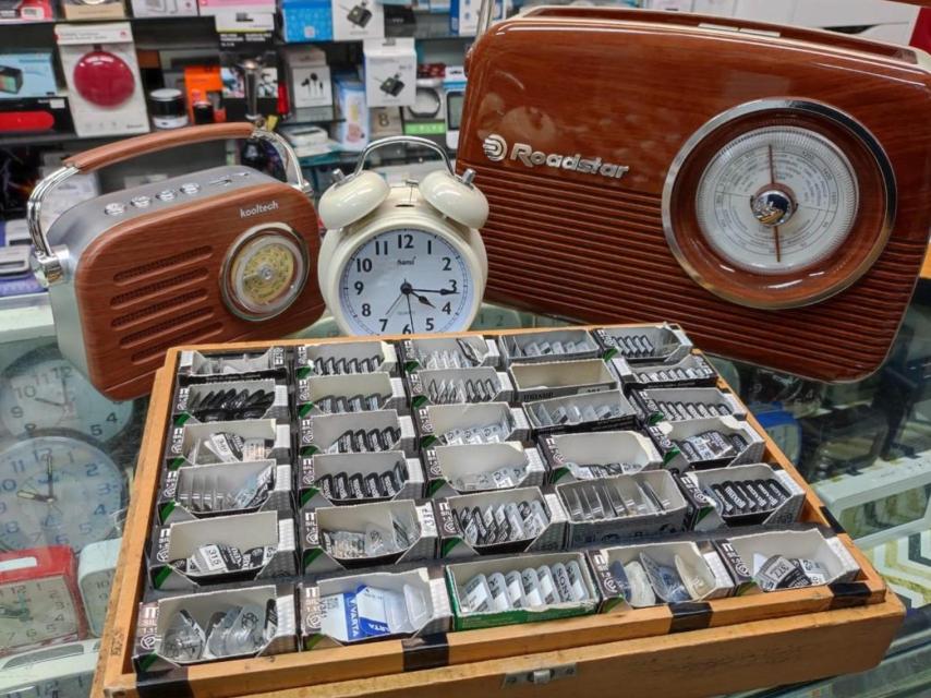 Radios, un despertador antiguo y cientos de pilas en La Luna.