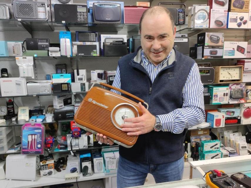 Edy muestra una radio de modelo vintage.