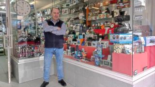 Eduardo Díaz García, Edy, junto al escaparate de La Luna en A Coruña.