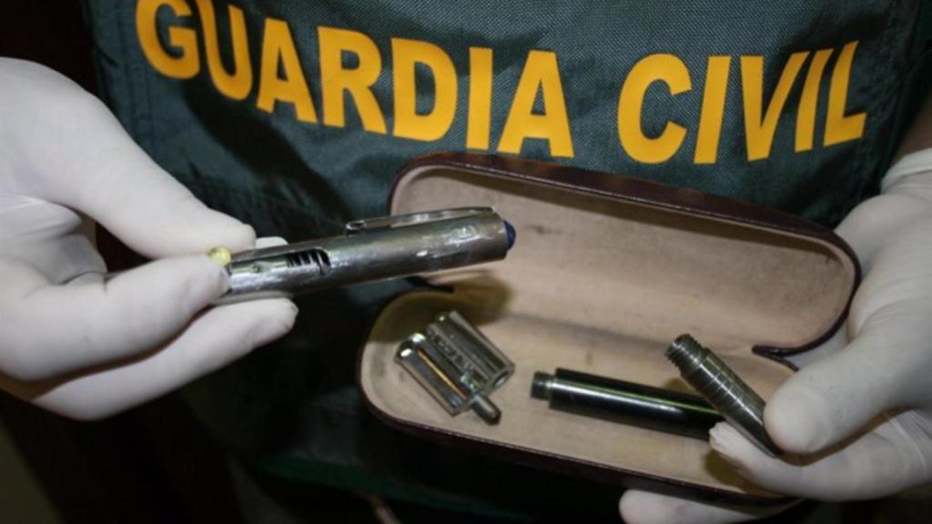 Imagen de archivo de un boligrafo pistola de un operativo de la Guardia Civil