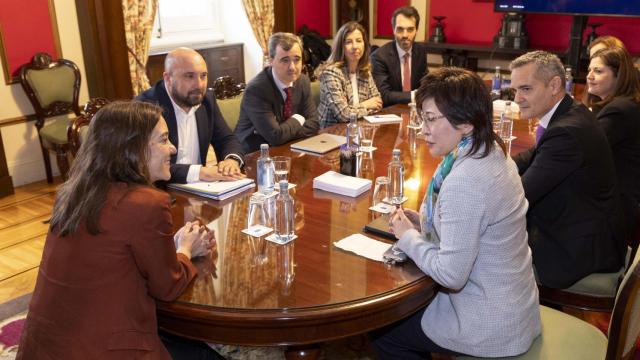 Reunión, este viernes, de la alcaldesa y el portavoz municipal de A Coruña con responsables de NTT DATA.