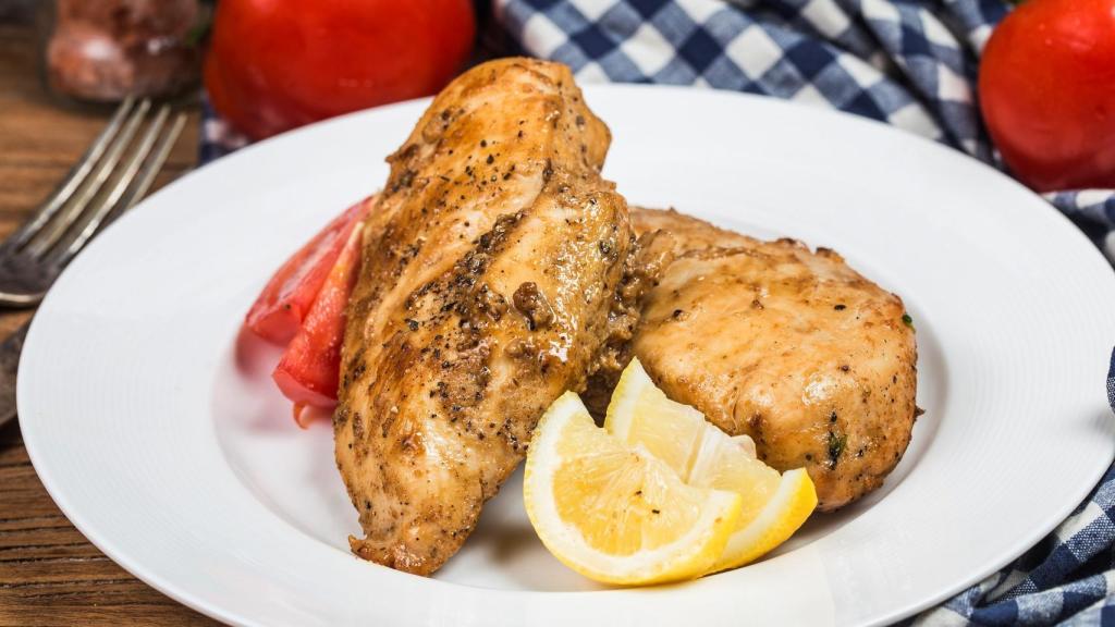 Unas pechugas de pollo (Imagen de archivo)