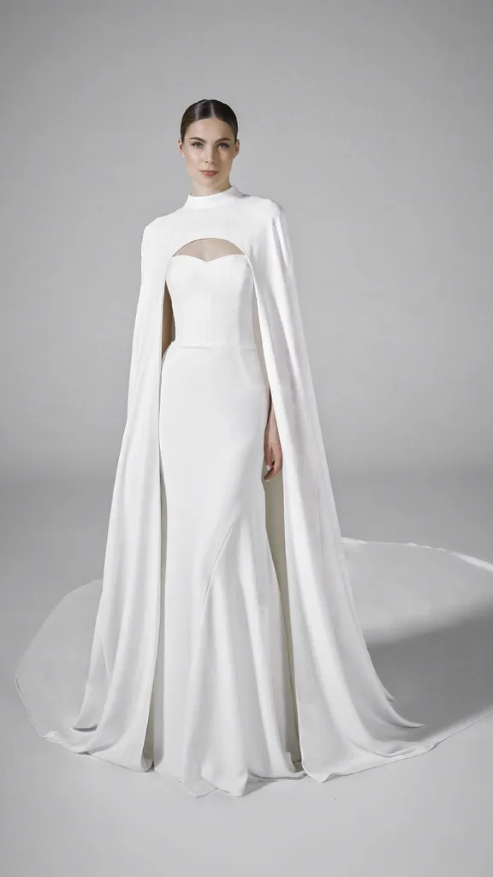 Un vestido de novia con capa.