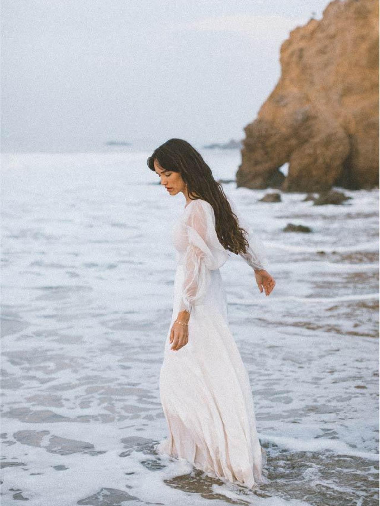 Traje de novia con volúmenes en las mangas.