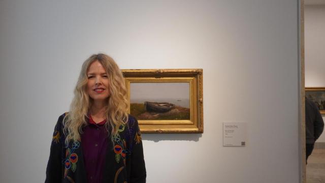 Christina Rosenvinge posando en el Museo Thyssen