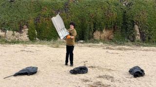 Izan en una jornada de limpieza de playas.