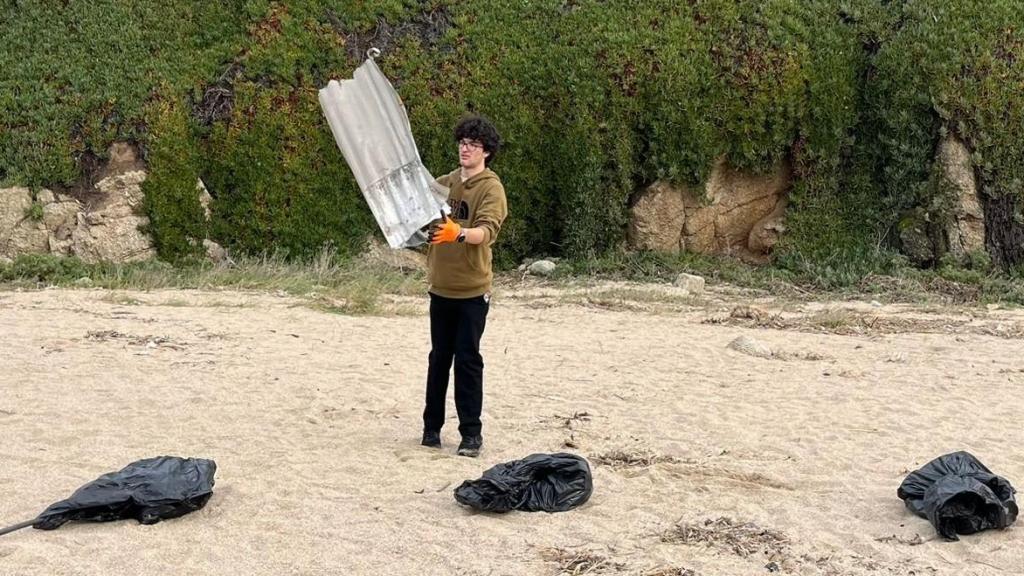 Izan en una jornada de limpieza de playas.