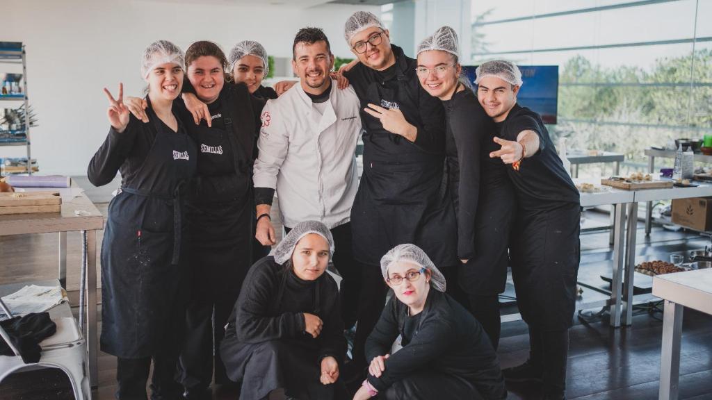 El chef Carlos Maldonado, con un grupo de alumnos de su escuela.